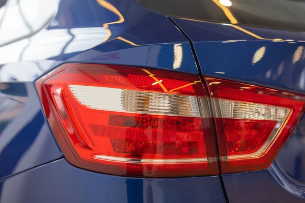 Carro azul backlight close-up. Brilhante nova pintura carro azul polido . — Fotografia de Stock