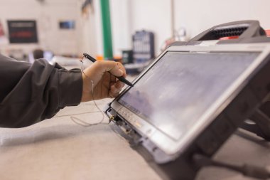 Otomobil tamir servisinde çalışan profesyonel araba tamircisi..