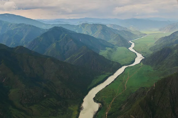 Hora Belucha v odlesku jezera Akkem při západu slunce. Altai Mountains, Rusko. — Stock fotografie