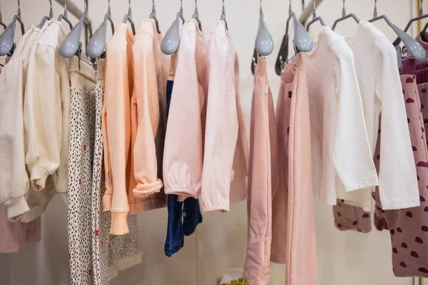 Close-up van de kleren van de baby op rek in een rommelmarkt. — Stockfoto