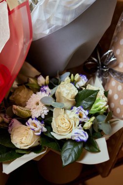 Çok sayıda farklı çiçek jölesiyle yakın plan renkli bahar çiçeği..