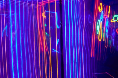 Mavi neon tüp ile soyut kırmızı neon ışığı.