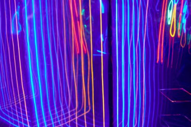 Mavi neon tüp ile soyut kırmızı neon ışığı.