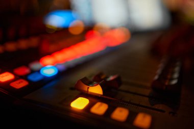 Ses üreticisi için karıştırma konsolu. Müzik. Ses. Ses kontrol cihazı. Yönetmenler uzak.