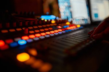 Ses üreticisi için karıştırma konsolu. Müzik. Ses. Ses kontrol cihazı. Yönetmenler uzak.