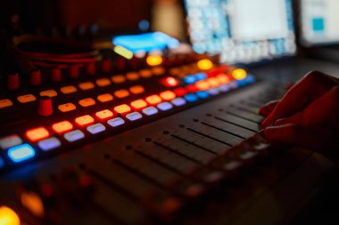 Ses üreticisi için karıştırma konsolu. Müzik. Ses. Ses kontrol cihazı. Yönetmenler uzak.