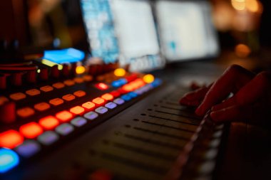 Ses üreticisi için karıştırma konsolu. Müzik. Ses. Ses kontrol cihazı. Yönetmenler uzak.