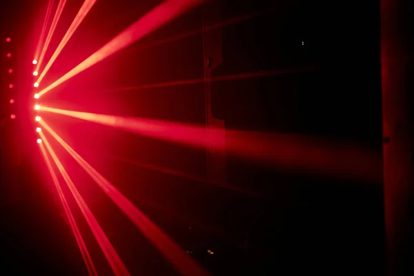 Ljus röd neon laserljus belysa mörkret skapa linjer och triangel former i sci-fi effekt. — Stockfoto