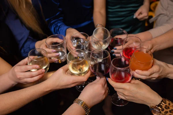 Célébration avec des verres d'alcool dans les mains. Heureux amis féminins avoir du bon temps. — Photo