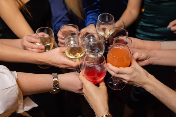 Célébration avec des verres d'alcool dans les mains. Heureux amis féminins avoir du bon temps. — Photo
