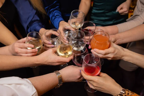 Célébration avec des verres d'alcool dans les mains. Heureux amis féminins avoir du bon temps. — Photo