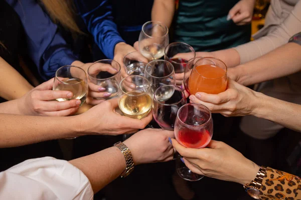 Célébration avec des verres d'alcool dans les mains. Heureux amis féminins avoir du bon temps. — Photo