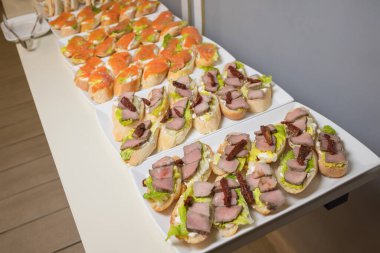 birçok küçük ısırık boyutu sandviç meze tabağı.