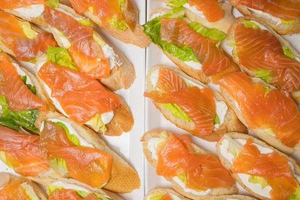 Canapes halak, kenyér, sajt és gyógynövények nyárson. — Stock Fotó