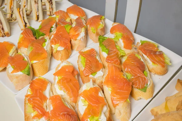 Canapés de pescado, pan, queso y hierbas en brochetas . —  Fotos de Stock