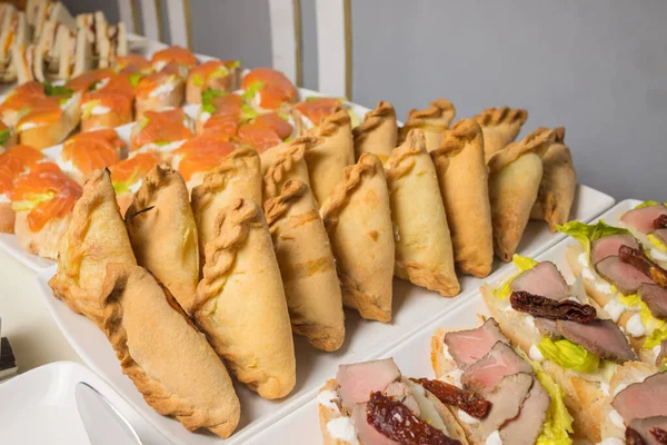 Triangular pies on a plate uchpochmak catering. — 스톡 사진