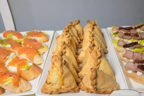 Pasteles triangulares en un plato uchpochmak catering. —  Fotos de Stock