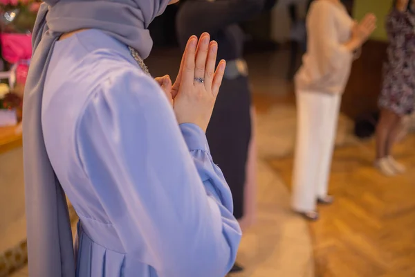 女人举手跳舞。兴奋的年轻女性庆祝胜利穿着伊斯兰传统服装的穆斯林妇女- -头巾。生日、新年庆祝概念. — 图库照片