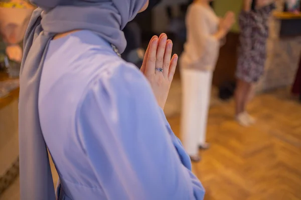 女人举手跳舞。兴奋的年轻女性庆祝胜利穿着伊斯兰传统服装的穆斯林妇女- -头巾。生日、新年庆祝概念. — 图库照片