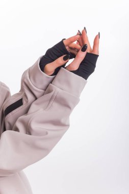 Güzel bir eldiven deliğinde kadın eli..