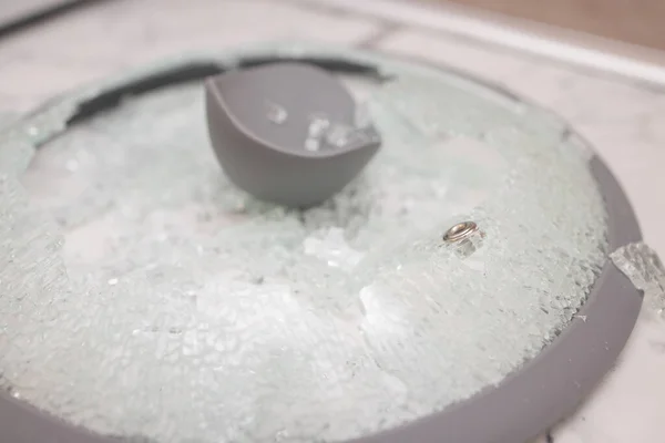 Um close-up de uma tampa de vidro quebrado encontra-se em uma estaca de azulejo. fragmentos de brilho de vidro. foco suave, vista superior . — Fotografia de Stock