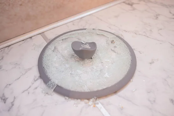 Un gros plan d'un couvercle en verre cassé se trouve sur un pieu de tuile. éclats de verre. mise au point douce, vue du dessus . — Photo