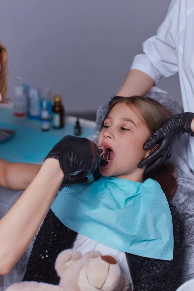 Dentist use anesthetic injection for tooth extraction in child. — Foto Stock