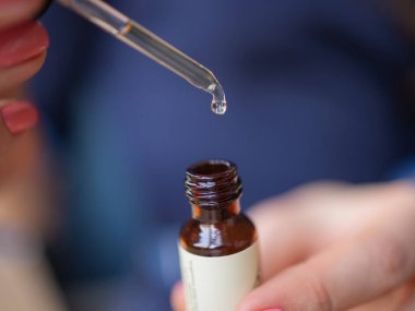 Bir pipetten kozmetik şişesine düşer..