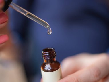 Bir pipetten kozmetik şişesine düşer..