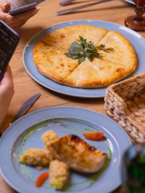 Sülün peynirli Gürcü khachapuri mingrelian peyniri. yakın plan