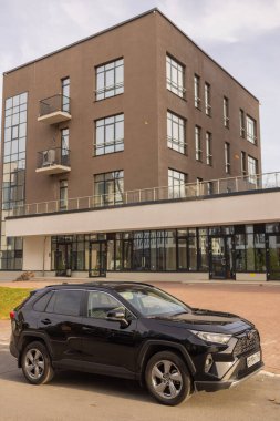 Ufa, Rusya, 13 Ekim 2021 Yeni Toyota RAV 4 Hybrid. Modern SUV taşıma aracı.