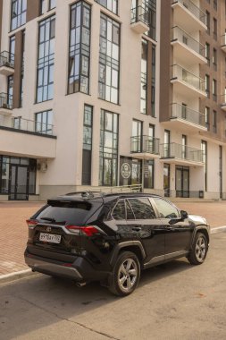 Ufa, Rusya, 13 Ekim 2021 Yeni Toyota RAV 4 Hybrid. Modern SUV taşıma aracı.