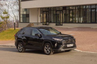 Ufa, Rusya, 13 Ekim 2021 Yeni Toyota RAV 4 Hybrid. Modern SUV taşıma aracı.