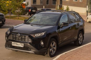 Ufa, Rusya, 13 Ekim 2021 Yeni Toyota RAV 4 Hybrid. Modern SUV taşıma aracı.