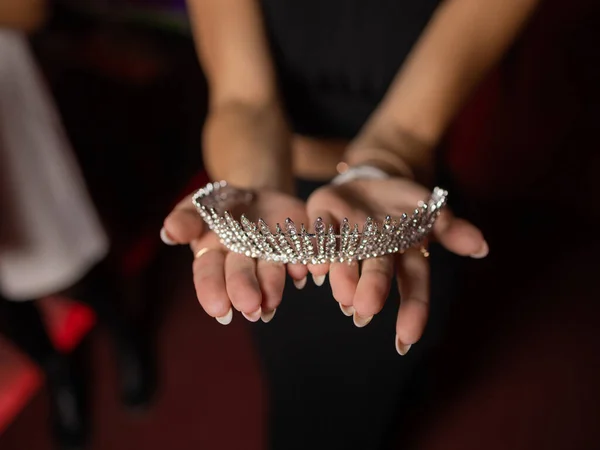 Close up of hands showing a trendy bridal silver wide diadem. — ストック写真