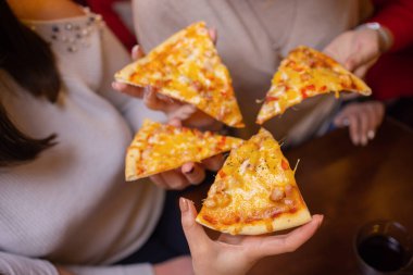 dilim pizza alarak genç arkadaşlar el görüntü.