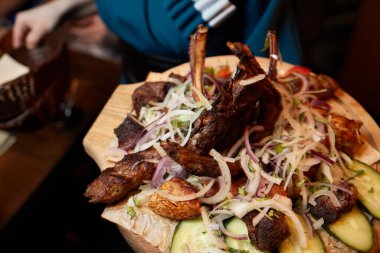 Türk geleneksel kebabı Ali Nazik kırsal ahşap masada.