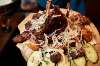 Türk geleneksel kebabı Ali Nazik kırsal ahşap masada.