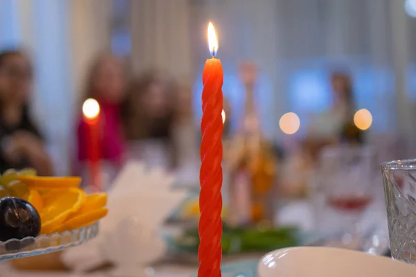 Elegante tafelset met glazen versierd met goud, kaarsen aansteken. — Stockfoto