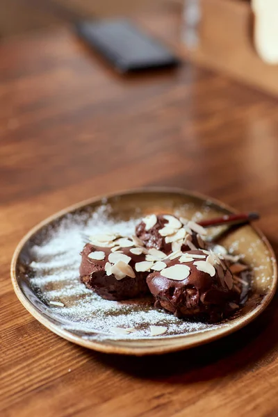 Biscoitos de chocolate na mesa de madeira. Biscoitos de chocolate . — Fotografia de Stock