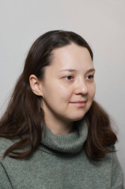 Burnundan sarkan delici burnu olan genç bir kadının görüntüsü..