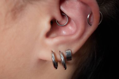 Profesyonel, topu becermeden hemen önce piercing gününün mücevherini tutuyor. Trajik tip.
