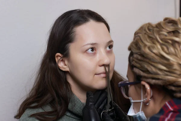 젊은 여자들 이 코에 피어싱을 하여 복면을 하고 있는 모습. — 스톡 사진