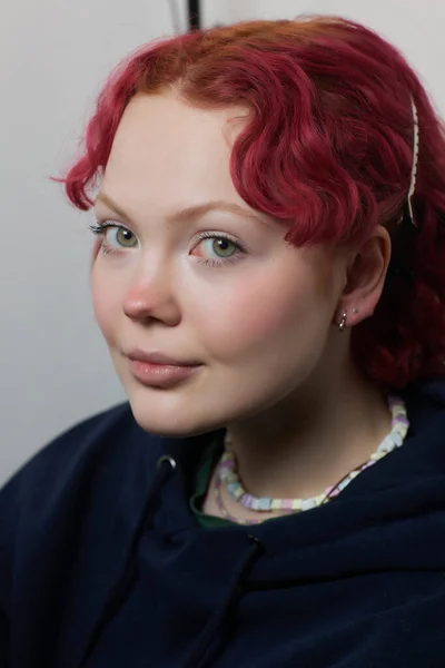 Eine Kosmetikerin macht in einem Schönheitssalon mit einem Einmalgerät eine Punktion des Ohrläppchens. Ohrenpiercing-Lappen. — Stockfoto