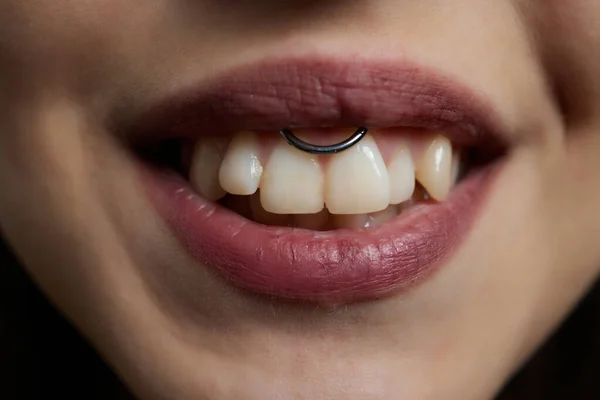 Sorriso ou frênulo perfurante sob o lábio superior. — Fotografia de Stock
