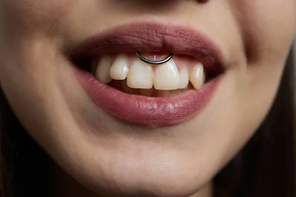 Glimlach of frenulum piercing onder de bovenlip. — Stockfoto