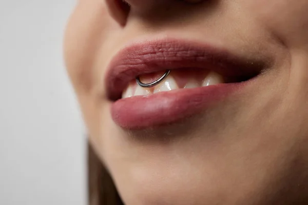 Sorriso o frenulo piercing sotto il labbro superiore. — Foto Stock