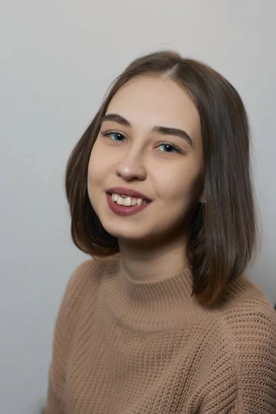 Sonrisa o perforación de frenillo debajo del labio superior. —  Fotos de Stock