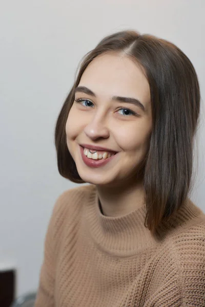 Lächeln oder Frenulum-Piercing unter der Oberlippe. — Stockfoto