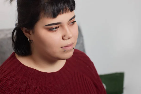 Professionale tenendo il gioiello del piercing giorno poco prima di avvitare la palla. Tipo tragus. — Foto Stock